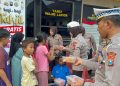 Ramadhan Hangat dari Polres Jombang, Bagikan Takjil untuk Ratusan Warga Setiap Sore