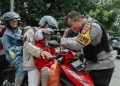Kapolres Jombang Bagikan Helm dan Kacamata Gratis untuk Pengendara Saat Pantau Arus Balik Lebaran 2025