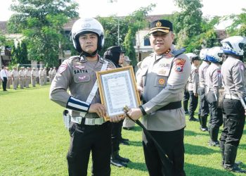 Kapolres Jombang Apresiasi 12 Anggota Berprestasi, Tekankan Profesionalisme dan Integritas