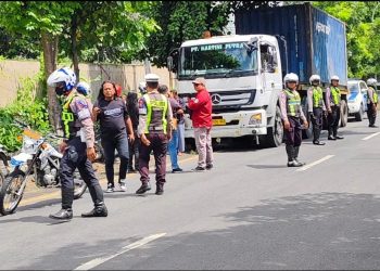 Dianggap Ganggu Kelancaran Lalulintas, Satlantas Jombang Tertibkan Sejumlah Truk Parkir Liar di Jalan Nasional