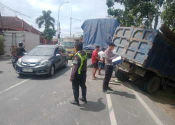 Truk Tronton Tabrak Dump Truck di Tembelang Jombang, Satu Pengemudi Luka Ringan