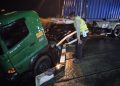 Truk Tabrak Pemotor yang Berhenti di Pinggir Jalan di Kudu Jombang, Satu Orang Terluka