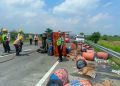 Pecah Ban, Truk Muat Ikan Terguling di Tol Jombang-Mojokerto