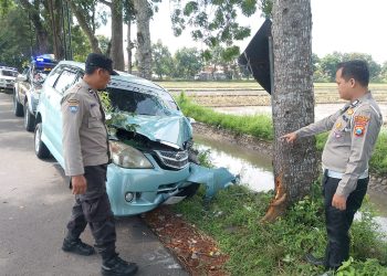 Kronologi Mobil Xenia Tabrak Pohon di Gudo Jombang, Mobil Oleng hingga Keluar Jalur