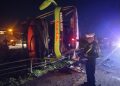 Bus Sarat Penumpang Terguling di Jalan Tol Jombang-Mojokerto, Belasan Penumpang Terluka dan Satu Meninggal Dunia