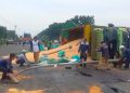 Truk Muat Pakan Ternak Terguling di Jombang Usai Tabrak Tiang PJU, Diduga Sopir Ngantuk