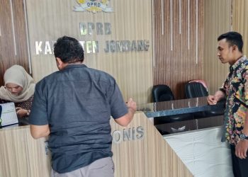 Guru Yogi Cari Keadilan ke DPRD Jombang Usai Dipecat sebagai ASN
