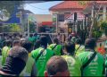 Ratusan Pengemudi Ojol di Jombang Gelar Aksi Solidaritas untuk Nadiem Makarim di Depan Kantor Pengadilan Negeri