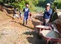 Bertahun-tahun Tidak Diperbaiki, Warga Plandaan Jombang Swadaya Cor Jalan Desa dari Hasil Urunan Gabah