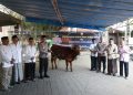 Kapolres Jombang Serahkan Sapi Kurban dari Kapolda Jatim ke Dua Pondok Pesantren