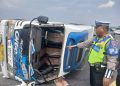 Mobil Elf Berisi Rombongan dari Madura Terguling di Tol Jomo, 10 Penumpang Terluka