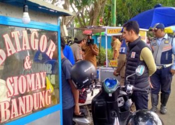 Sambut Prabowo di Bangkalan, Dagangan PKL Diborong Panitia dan Dibagikan Gratis ke Warga