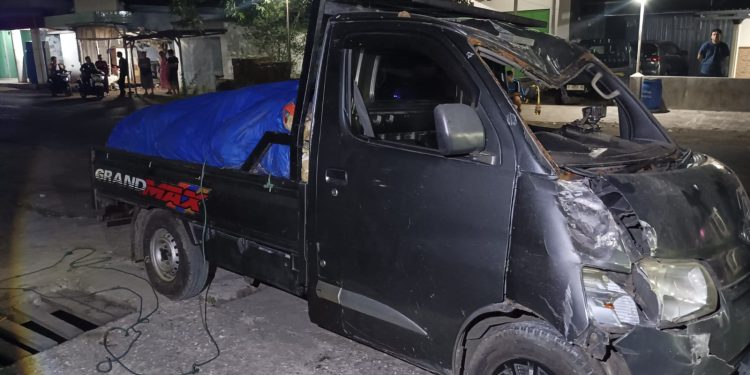 Oleng di Tengah Malam, Grand Max Nyelonong ke Teras Toko di Jogoroto Jombang