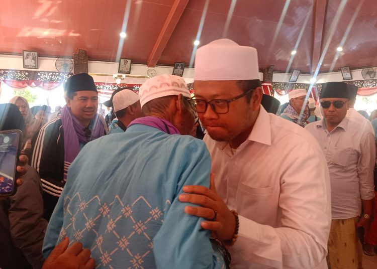 Caption : Wakil Bupati Sampang, Ahmad Mahfudz saat menyambut kedatangan jemaah haji.