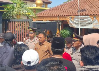 Foto: Camat Kamal, Kabupaten Bangkalan, Ainul Yaqin menemui massa aksi di depan kantor Kecamatan Kamal.